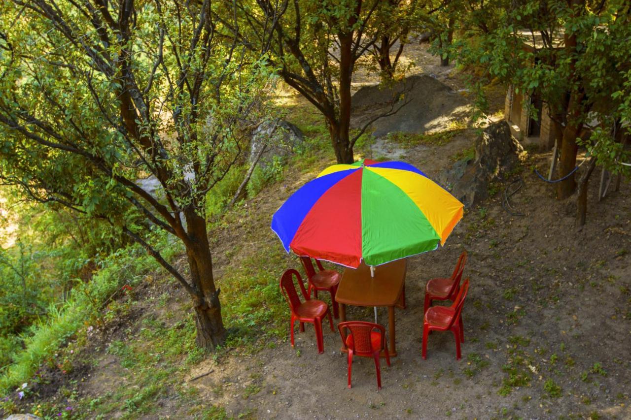 Tirthan Hilltop Home Stay Banjār Eksteriør billede