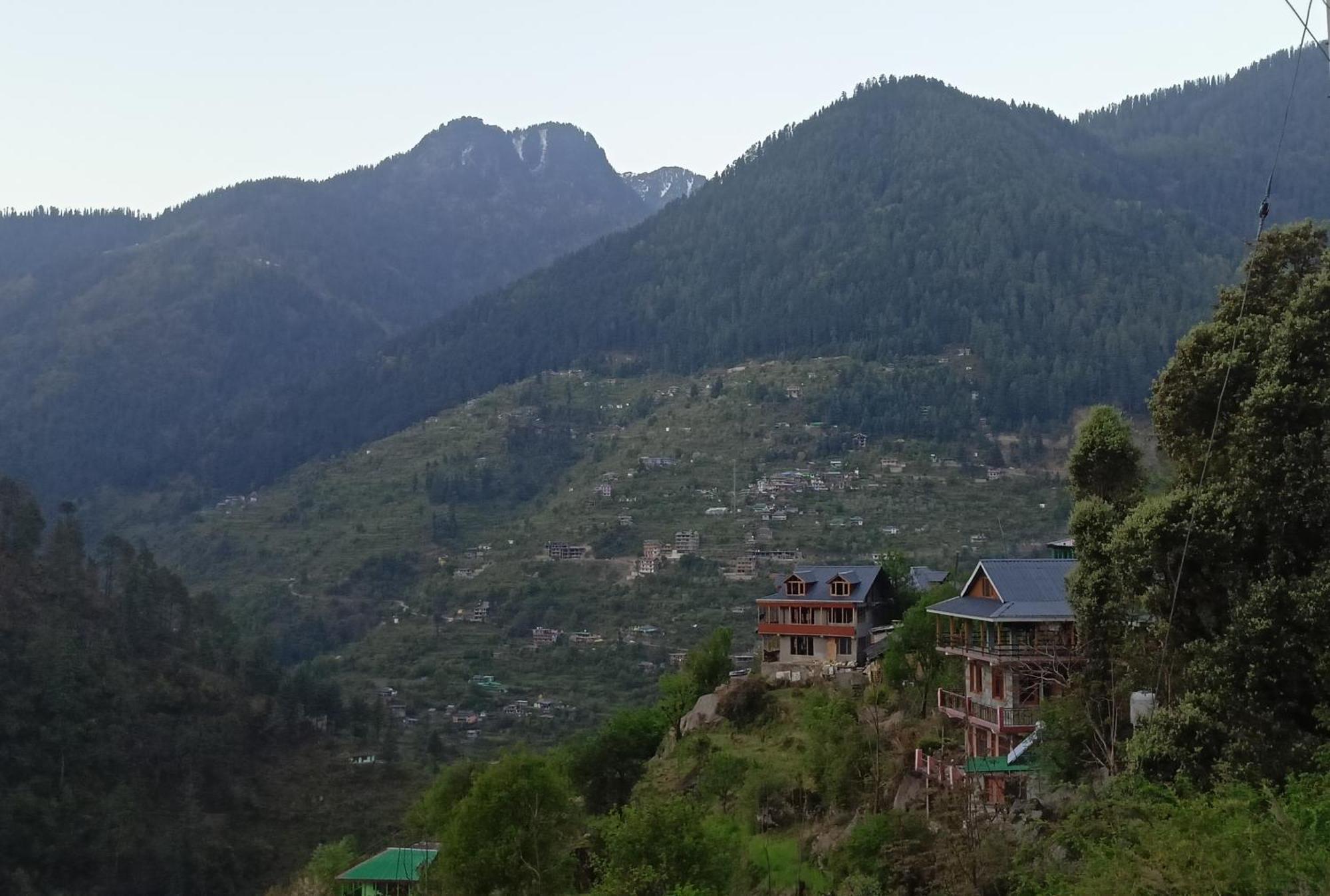 Tirthan Hilltop Home Stay Banjār Eksteriør billede