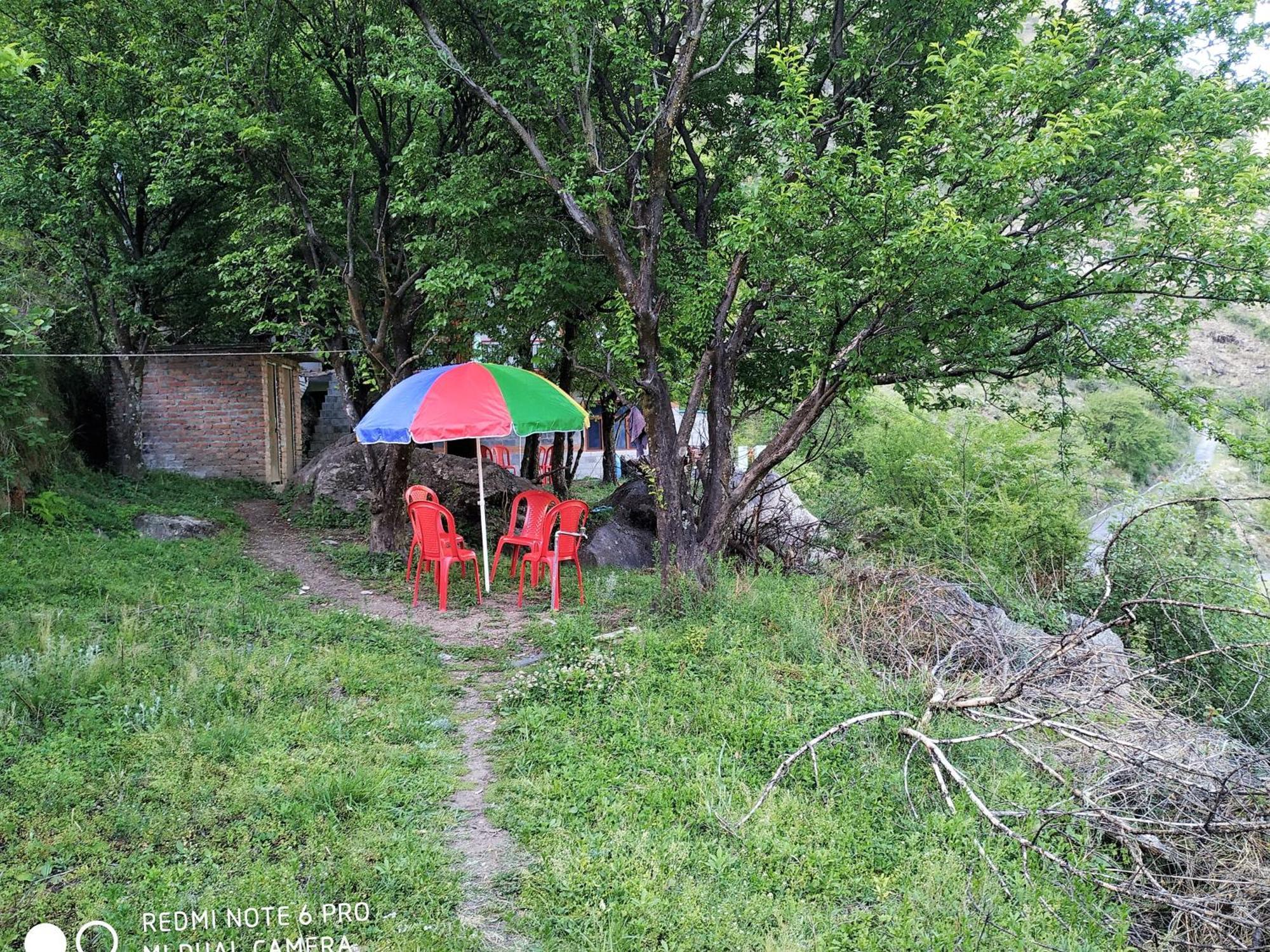 Tirthan Hilltop Home Stay Banjār Eksteriør billede