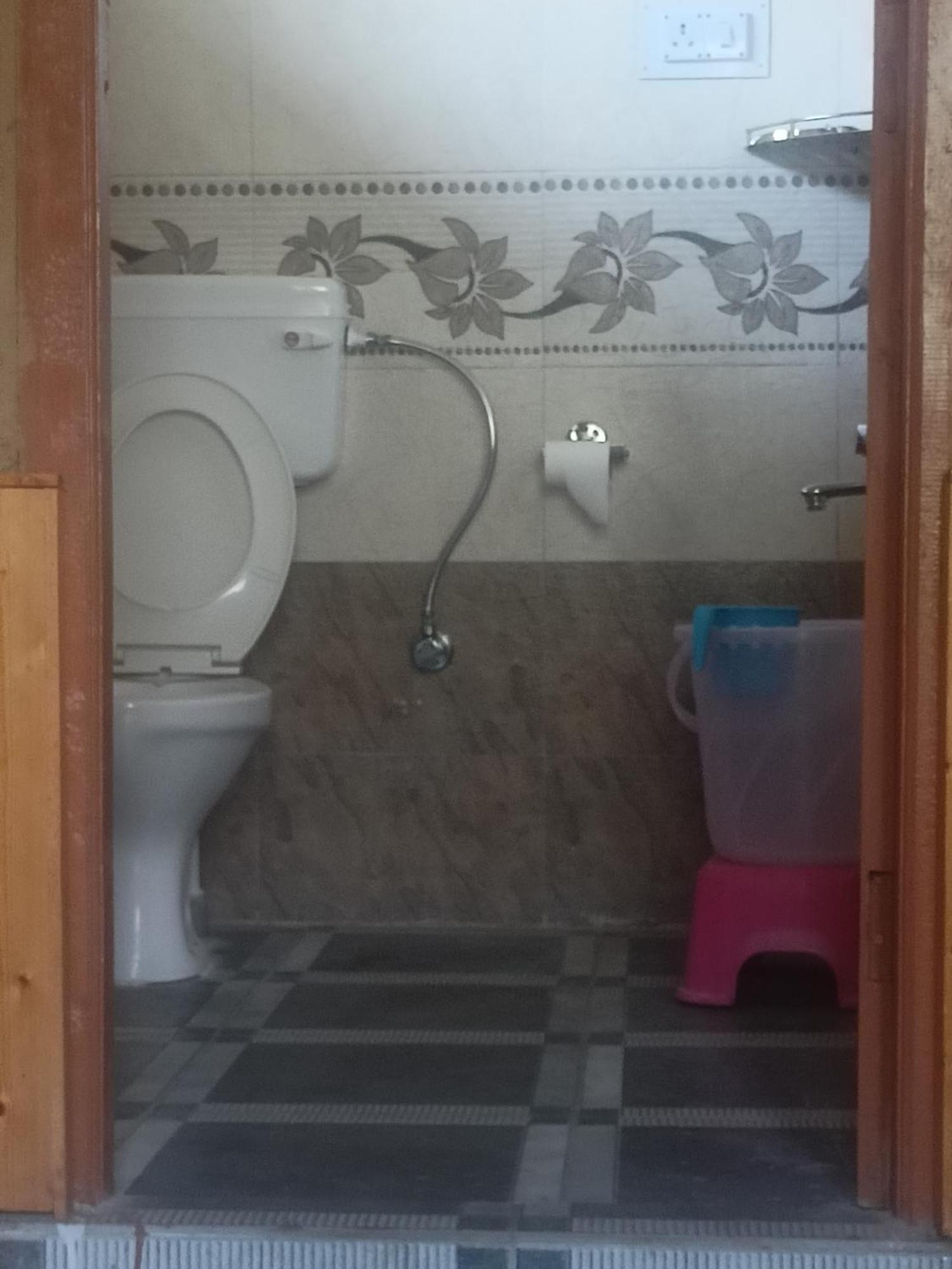 Tirthan Hilltop Home Stay Banjār Eksteriør billede