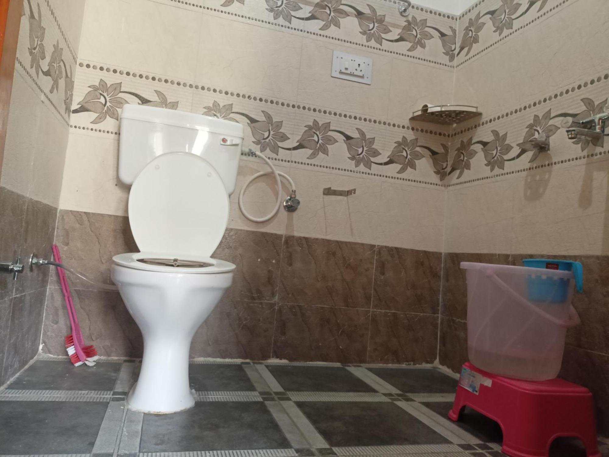 Tirthan Hilltop Home Stay Banjār Eksteriør billede