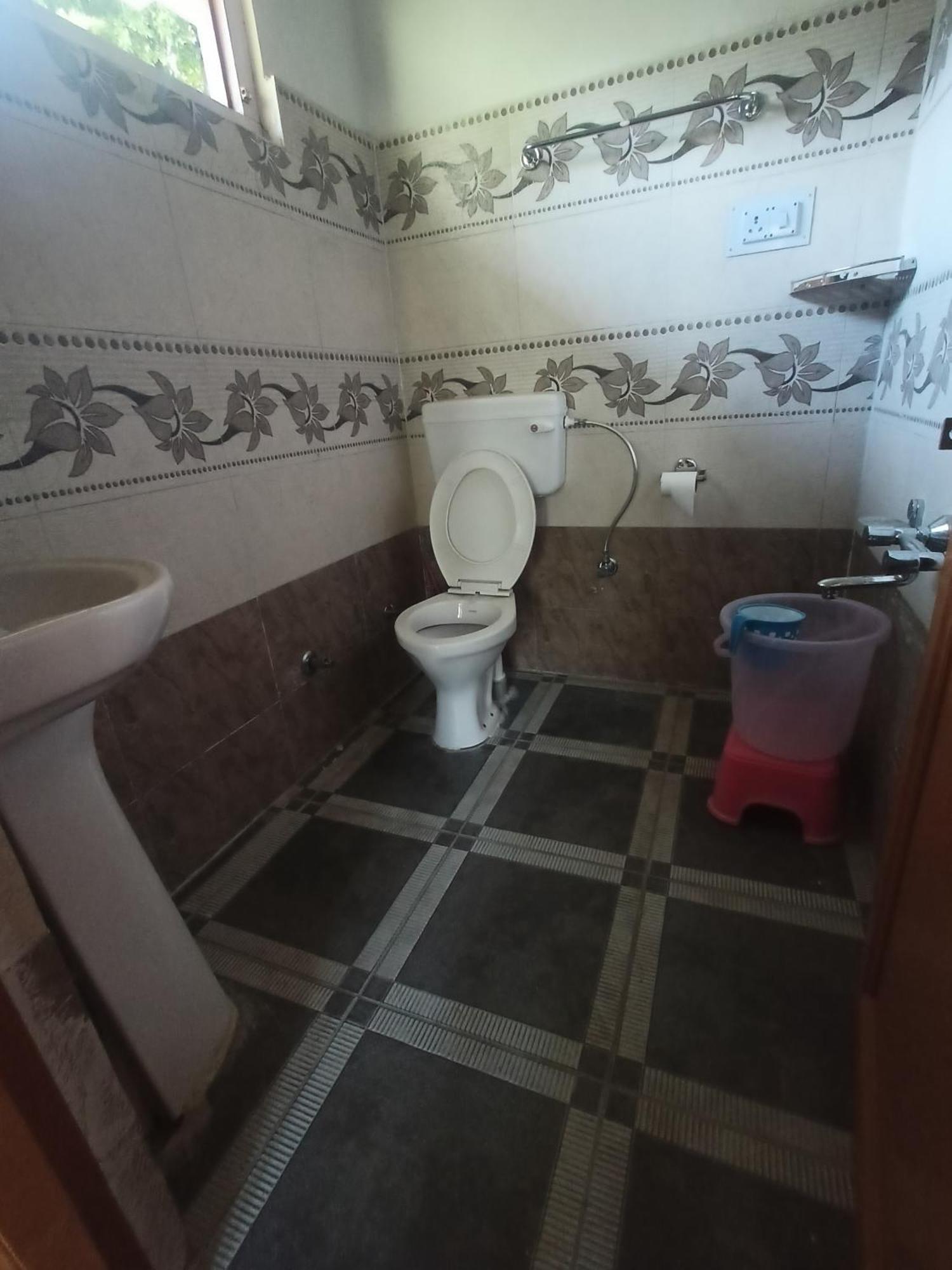 Tirthan Hilltop Home Stay Banjār Eksteriør billede