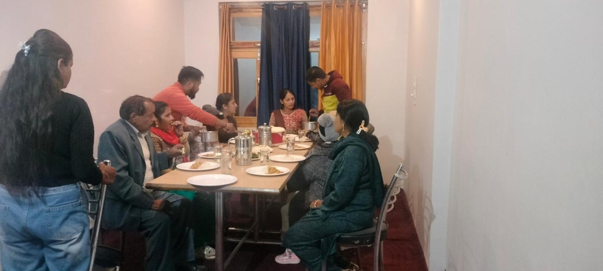 Tirthan Hilltop Home Stay Banjār Eksteriør billede