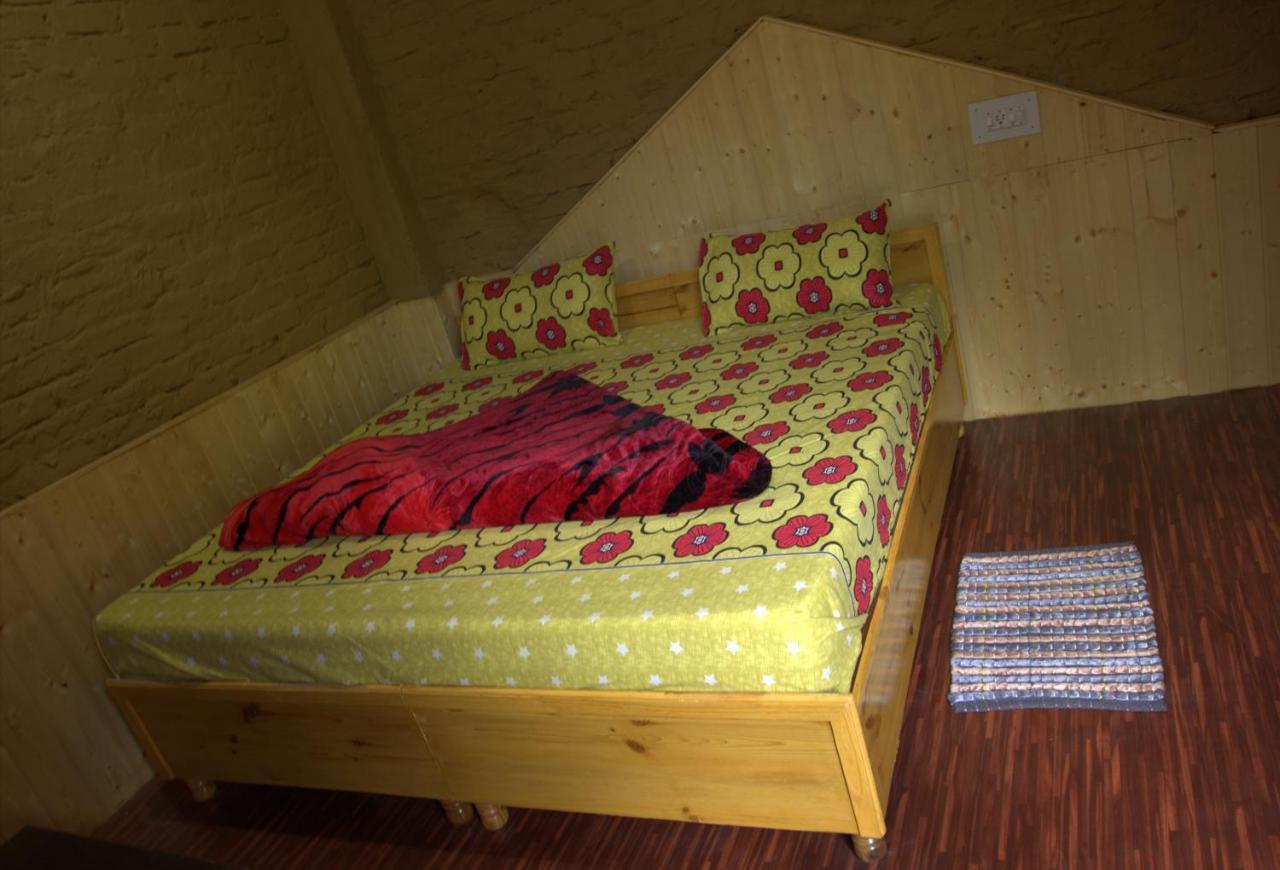 Tirthan Hilltop Home Stay Banjār Eksteriør billede